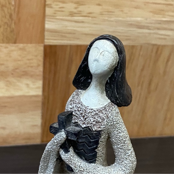 ARTSTONE by Carson Home Accents  “Faith” Lady Holding Cross Figurine - Picture 4 of 13